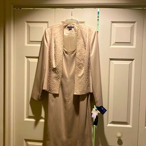 Very stylish 2 Piece Champagne Garment Suit size 16. Brand New never worn.